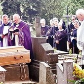 Modlitwie na cmentarzu przewodniczył ks. Bernard Plucik, proboszcz parafii katedralnej w Gliwicach.