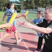 Skuteczna wymiana pałeczki wzbudza ogromne emocje pani Grażyny. 