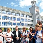 ▲	Na konferencji  prasowej przed koszalińskim  ratuszem obecni  byli przedstawiciele klubów Platformy Obywatelskiej,  Lepszego Koszalina  oraz radni niezrzeszeni.