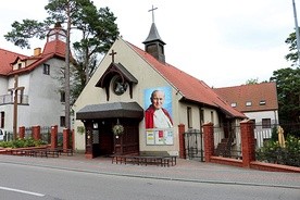 Jedną ze wskazanych świątyń jest kościół w Krynicy Morskiej  w parafii ojców franciszkanów.