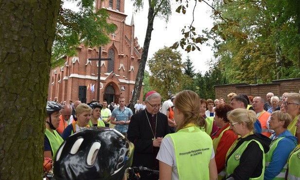 Wyruszających na pielgrzymkę rowerową błogosławił w Rostkowie bp Piotr Libera
