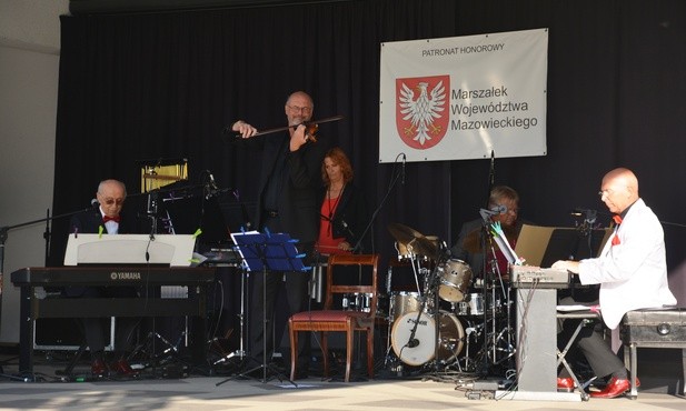 Panistom towarzyszył zespoł Malina Kowalewski Band