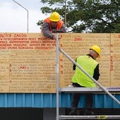 Kopie tablic z postulatami  wiszą nad bramą nr 2 Stoczni Gdańskiej.