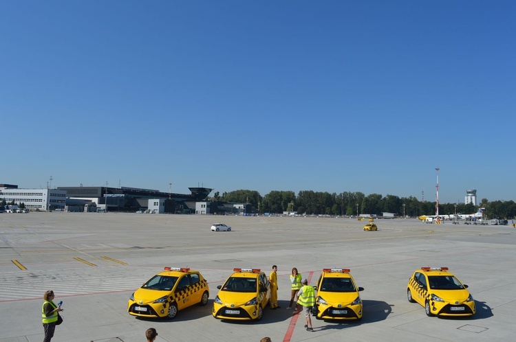 Nowe samochody "follow me" w Kraków Airport