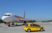 Nowe samochody "follow me" w Kraków Airport