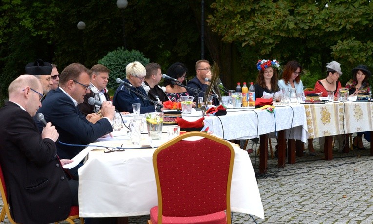 Dramat Stanisława Wyspiańskiego czytany był w Radomiu przed pomnikiem Jana Kochanowskiego, naprzeciw Urzędu Miejskiego