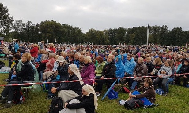 Błonia pod sanktuarium wypełnili pielgrzymi