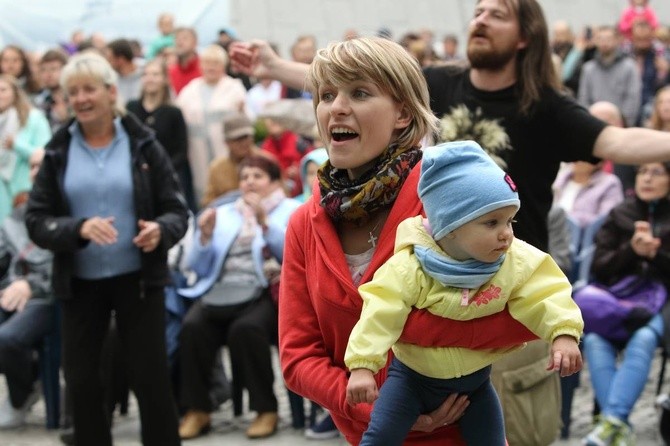 Muzyka przez duże eM koncert