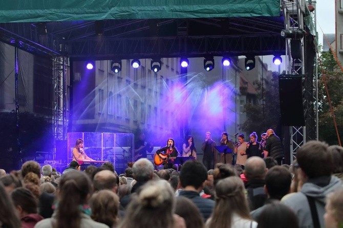 Muzyka przez duże eM koncert