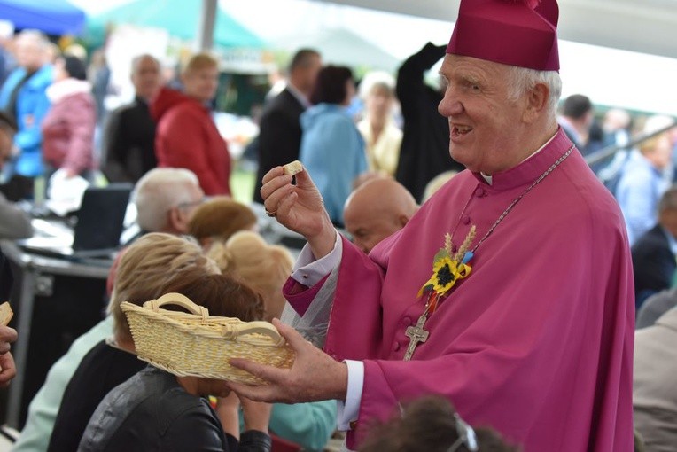 Biskup dzielił się z zebranymi świeżo pokrojonym chlebem