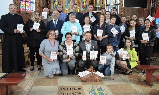 Parafianie z Juszczyny podczas promocji książki pełnej wspomnień z ŚDM w ich parafii