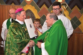 Prestiżowe wyróżnienie wręczył bp Henryk Tomasik.