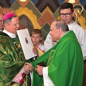 Prestiżowe wyróżnienie wręczył bp Henryk Tomasik.