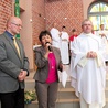 Adriana i Grzegorz Machoniowie z ks. Jarosławem Buchenfeldem podczas diecezjalnego dnia wspólnoty w Gliwicach.