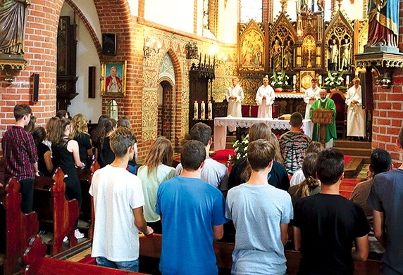 W ciągu dnia młodzi spotykają się również  na Mszy Świętej.