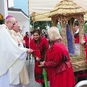 ▲	 Uroczystości ku czci Matki Bożej Kębelskiej były też okazją  do dziękczynienia  za plony.