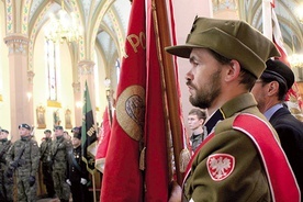 Msza św. odbyła się w asyście wojskowej kompanii honorowej z 22. Karpackiego Batalionu Piechoty Górskiej z Kłodzka.