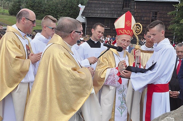 ◄	 Bp Bobowski błogosławi pamiątkowy obelisk z okazji jubileuszu wsi.