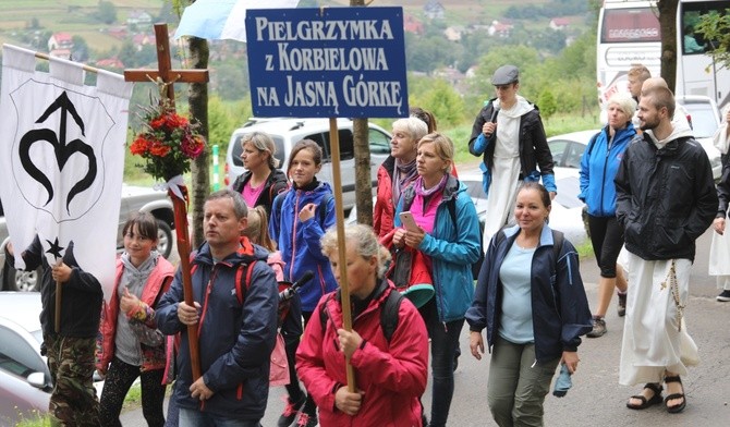 Pątnicy z Korbielowa w drodze do Pani Jasnogórskiej