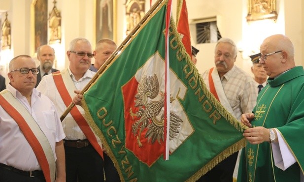 Ks. prał. Józef Oleszko z historycznym sztandarem podbeskidzkiej "Solidarności"