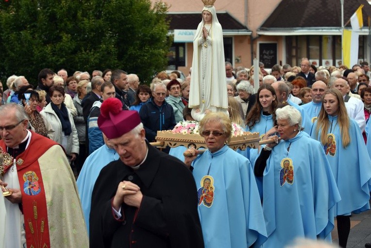 Tuż przed figurą Matki Bożej Fatimskiej szedł tradycyjnie bp Ignacy.