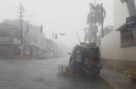 Irma sieje spustoszenie: Wieje 300 km/h, są ofiary śmiertelne