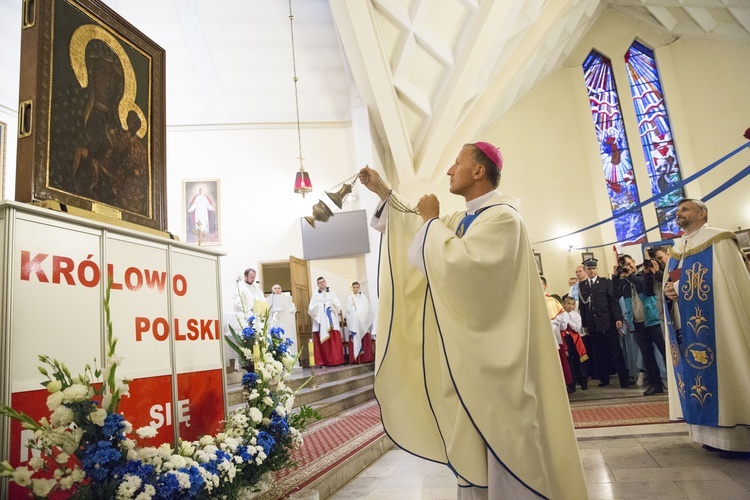 Józefów: Ikona w deszczu i gorące powitanie