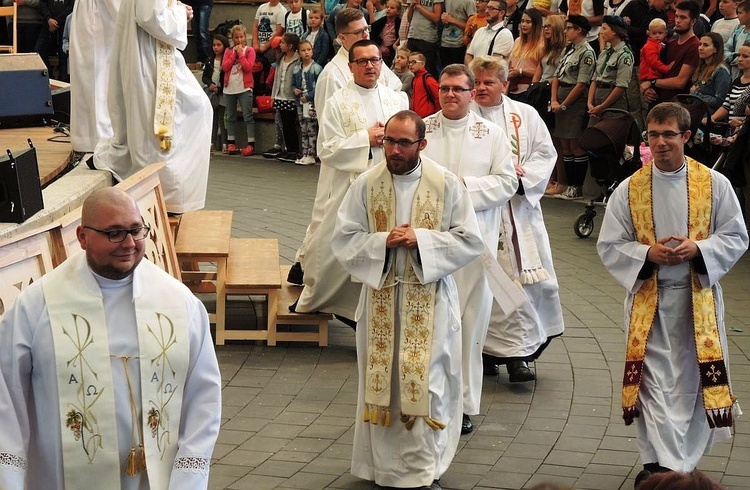 Młodzi w amfiteatrze pod Grojcem w Żywcu 2017