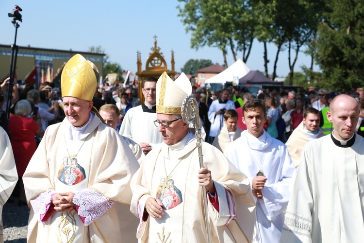 Msza święta, procesja z darami, procesja do kościoła