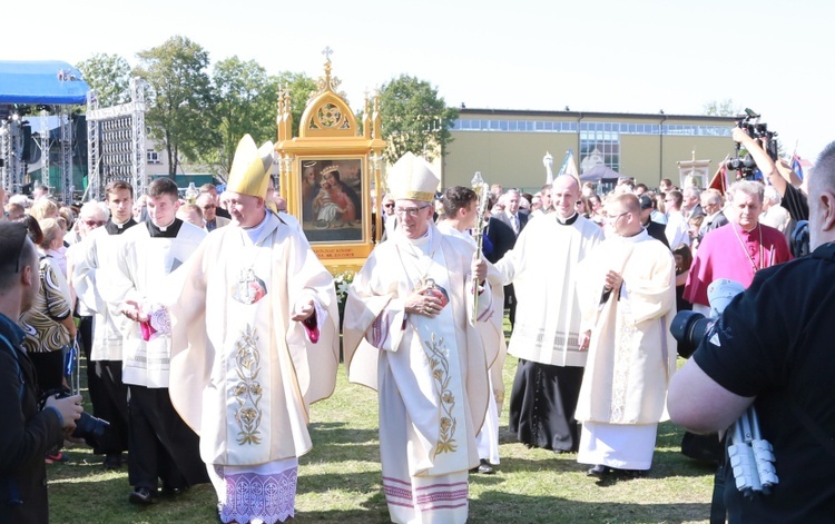 Msza święta, procesja z darami, procesja do kościoła