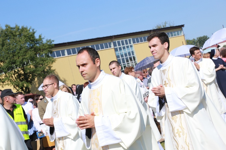 Msza święta, procesja z darami, procesja do kościoła