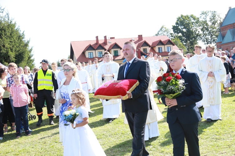 Msza święta, procesja z darami, procesja do kościoła