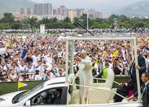 Papież przybywa na Mszę