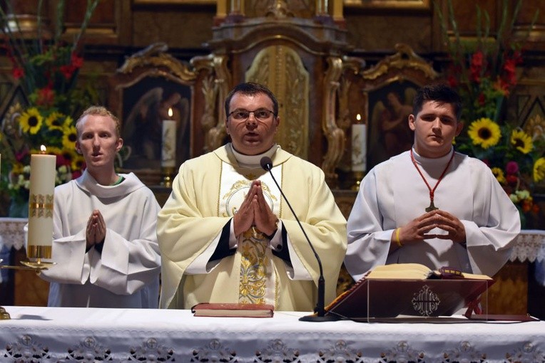 Liturgii przewodniczył ks. Krzysztof Iwaniszyn, proboszcz z Nowej Rudy Słupiec.