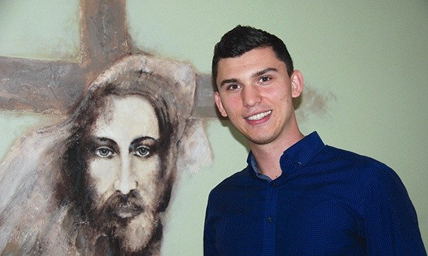 25-letni Marcin jest liderem grupy charyzmatycznej „Głos Pana”, działającej  przy parafii Miłosierdzia Bożego w Zadębiu.
