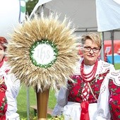 Delegacje w strojach regionalnych przyniosły żniwne wieńce.