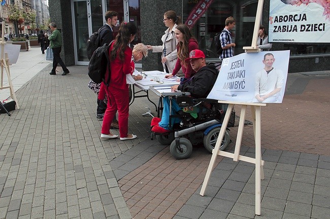 Katowice, ul. Stawowa, 7 września – przechodnie  podpisywali się pod ustawą zwiększającą ochronę życia.