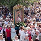 ▼	Spotkanie rozpoczęło się od nabożeństwa Drogi Krzyżowej, podczas której niesione były krzyż oraz obraz Matki Bożej Kalwaryjskiej.