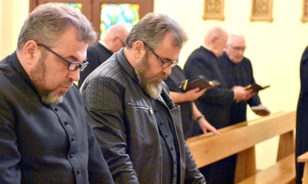 Kapłani na rekolekcjach w czasie modlitwy południowej Liturgią Godzin.