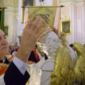 Figurę św. Michała Archanioła koronuje ks. kan. Jan Serszyński, proboszcz kolegiackiej parafii pw. św. Bartłomieja