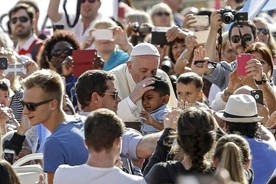 Papież Franciszek wśród tłumów...
