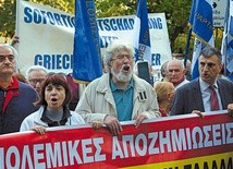 Demonstracja przed ambasadą Niemiec w Atenach w kwietniu 2017 r. Grecy domagają się od Niemiec wypłacenia reparacji wojennych.