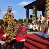 Wieńce dożynkowe witali (od lewej): ks. kan. Andrzej Rdzanek, dziekan dekanatu Starachowice-Południe, ks. prał. Jarosław Wojtkun, rektor WSD, i ks. Zbigniew Stanios, kustosz sanktuarium