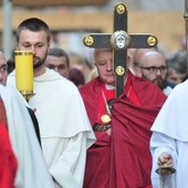 Krzyż jest znakiem zbawienia, a nie potępienia