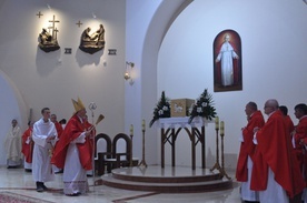 Poświęcenie stacji Drogi Krzyżowej i obrazu św. Jana Pawła II