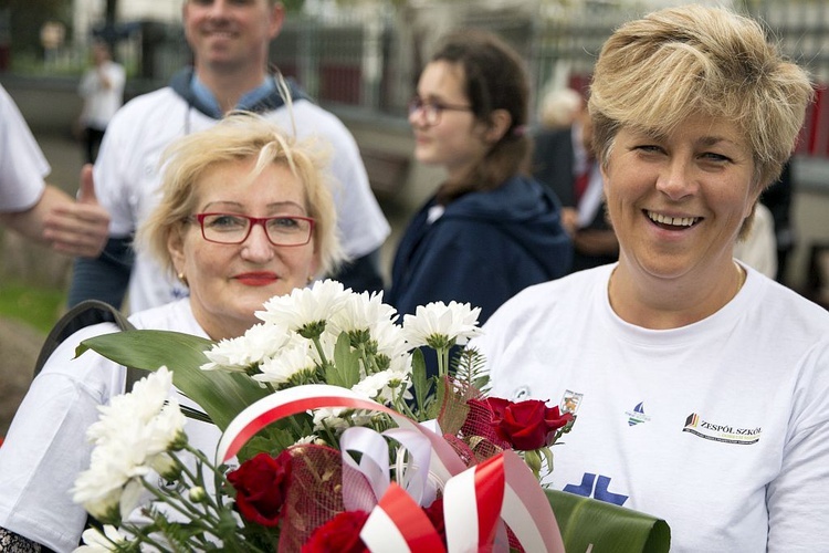 Przybiegli do grobu męczennika