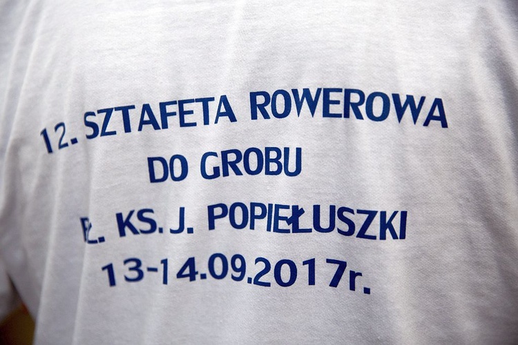 Przybiegli do grobu męczennika