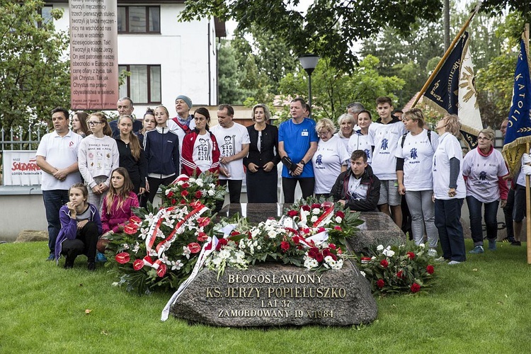 Przybiegli do grobu męczennika