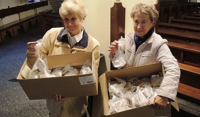 Jadwiga Blachura i Grażyna Biarda, częstowały parafian kromkami chleba, podarowanymi przez darczyńców Banku Chleba