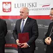 Wojewoda lubuski Władysław Dajczak przekazuje  bp. Tadeuszowi Lityńskiemu zarządzenie, które 7 września podpisała premier Beata Szydło.